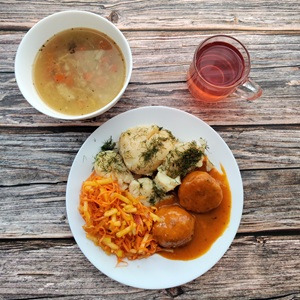 Zdjęcie przedstawia dietę z ograniczeniem łatwoprzyswajalnych węglowodanów Zupa jarzynowa z makaronem Ziemniaki młode z koperkiem gotowane Pulpet z kurczaka Sos curry Surówka z marchwi i jabłka Kompot owocowy z jabłkami